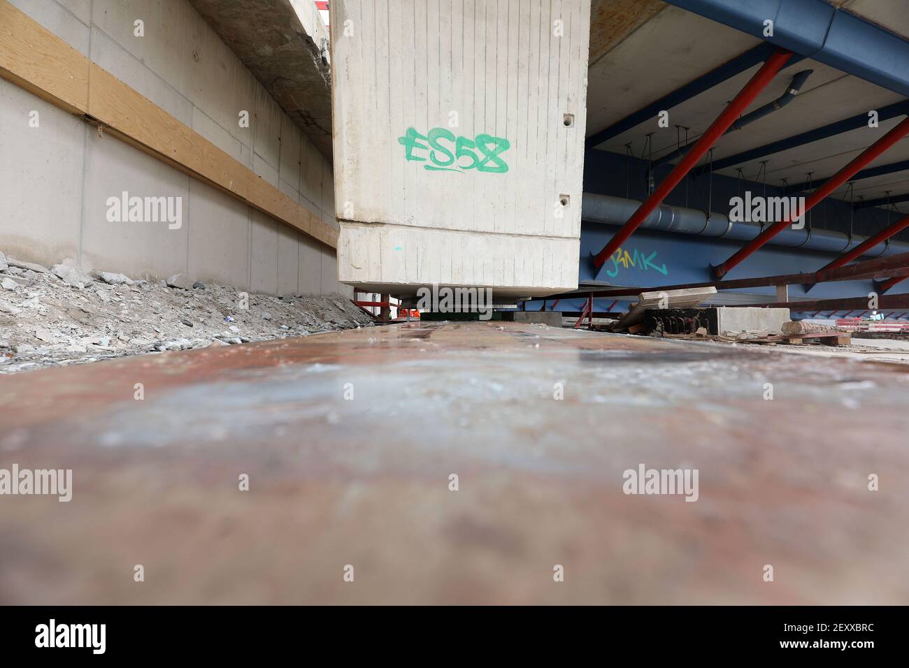 Hagen, Allemagne. 05e mars 2021. Une section du pont de la vallée de Lenne sur l'A45 est située sur des traîneaux sur lesquels elle est déplacée dans sa position finale. Une section nouvellement construite du pont au-dessus de la Lenne est tirée dans sa position finale à un rythme d'escargot sur d'énormes traîneaux utilisant la puissance hydraulique sur près de 20 mètres. Credit: Oliver Berg/dpa/Alay Live News Banque D'Images