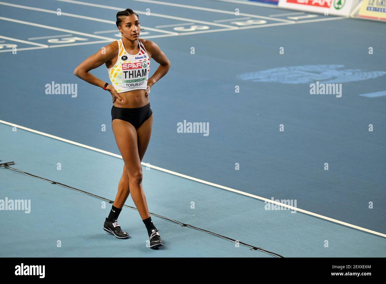 Nafissatou Nafi Thiam en Belgique, photographié lors du saut en hauteur de l'épreuve féminine de pentathlon des Championnats d'athlétisme en intérieur d'Europe, à Torun, po Banque D'Images