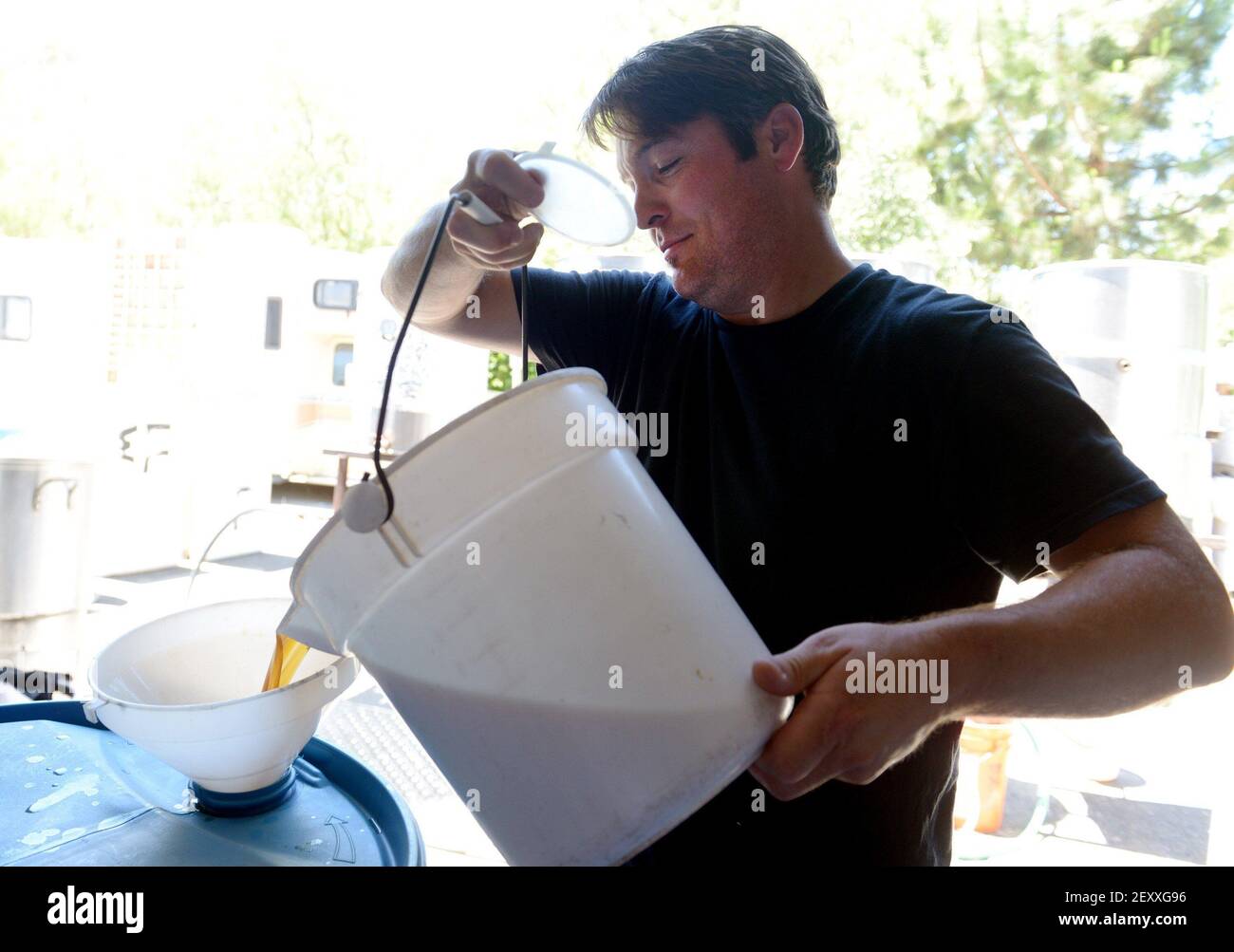 Le vétéran de l'armée Eric Johnson, de Fremont, en Californie, verse une Ale d'Amber à la brasserie ininspirée Uncle Sam à Livermore, en Californie, le lundi 26 mai 2014. La brasserie est dirigée par des anciens combattants et copropriétaires Josh Laine et Fara Barnes Eve. (Photo de Susan Tripp Pollard/Bay Area News Group/MCT/Sipa USA) Banque D'Images