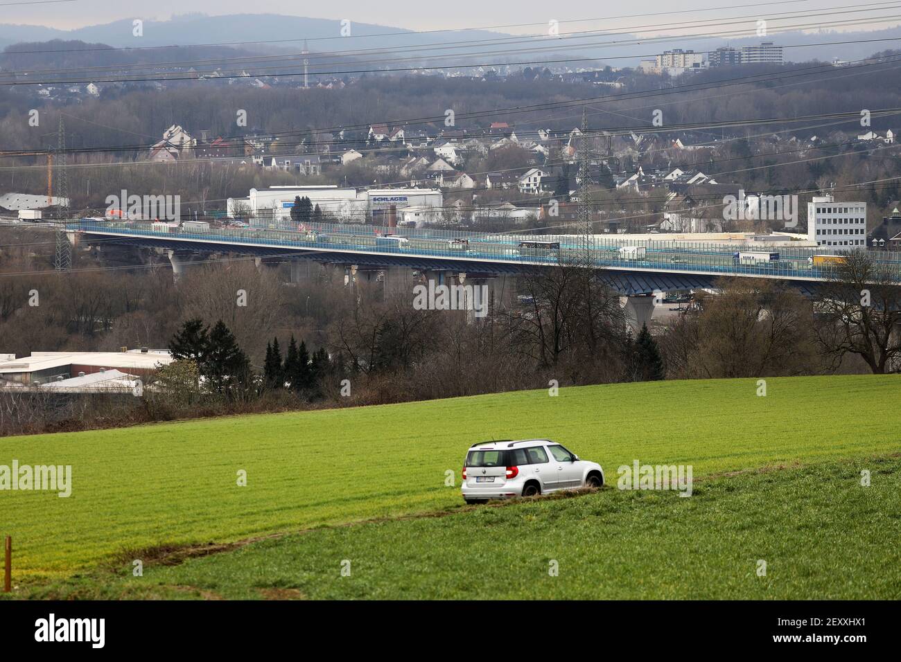 Hagen, Allemagne. 05e mars 2021. Le pont de la vallée de Lenne sur l'A45 au début du travail de changement de vitesse. Une section nouvellement construite du pont au-dessus de la Lenne est tirée dans sa position finale par la puissance hydraulique à un rythme d'escargot sur d'énormes traîneaux sur près de 20 mètres. Credit: Oliver Berg/dpa/Alay Live News Banque D'Images