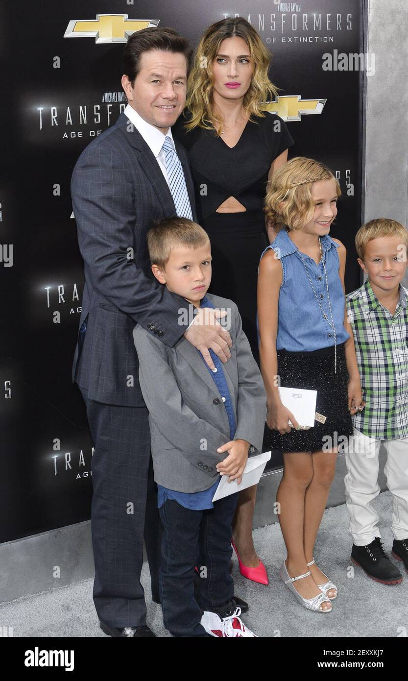 Mark Wahlberg Frères Et Sœurs Mark Wahlberg avec sa femme Rhea Durham et ses enfants assistent à la  première 'transformer: Age of extinction' au théâtre Ziegfeld à New York  City, NY, le 25 juin 2014. (Photo de