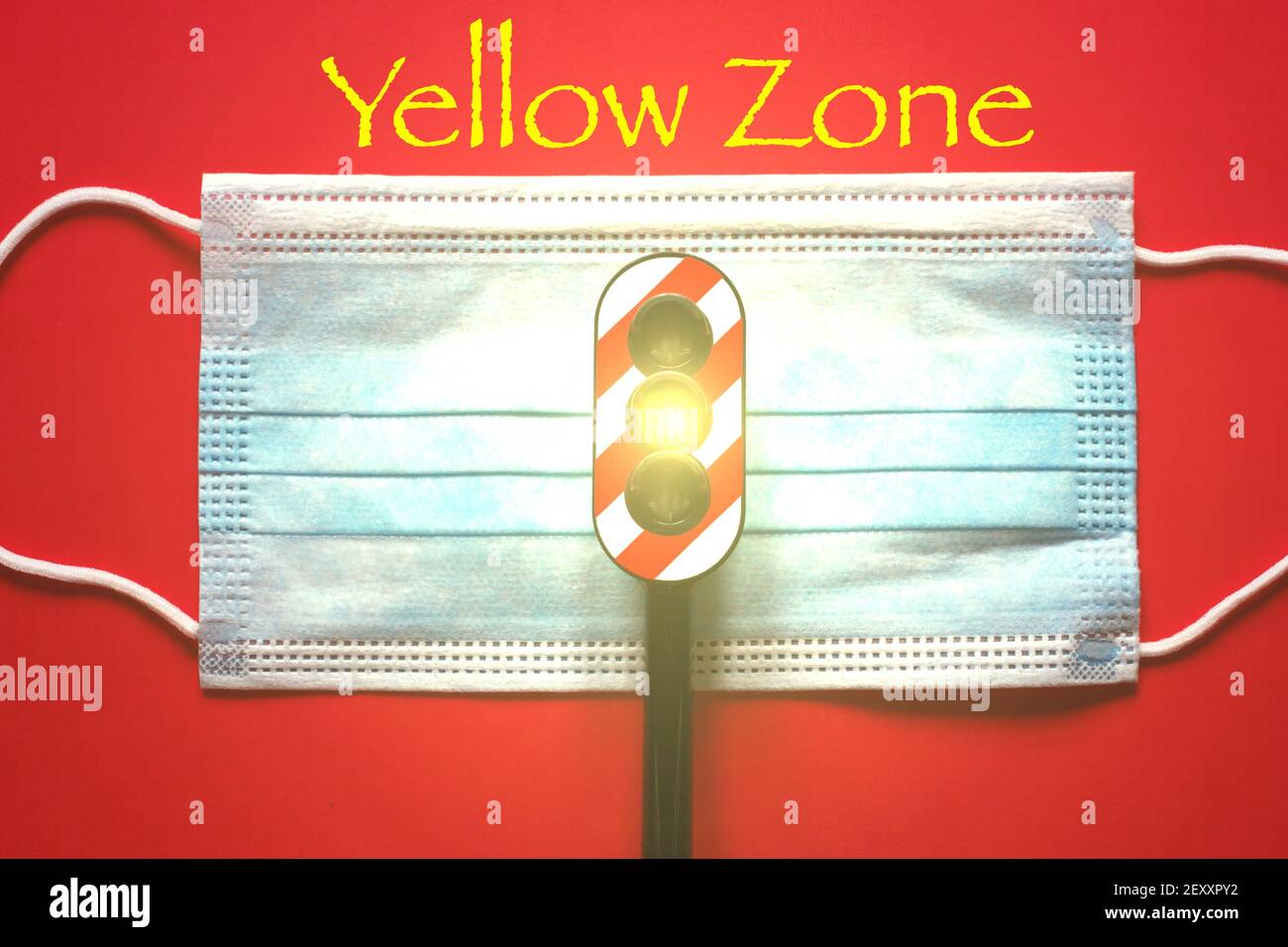 Masque chirurgical avec une lumière de circulation avec une lumière jaune, concept de zone jaune pendant le virus Corona Banque D'Images