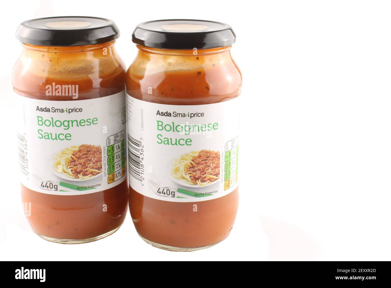 Deux bocaux de sauce bolognaise isolés sur blanc avec un espace de copie sur le côté droit. Banque D'Images