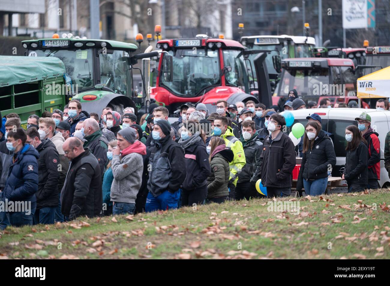 Stuttgart, Allemagne. 05e mars 2021. Les participants d'une démonstration de fermiers se tiennent devant des tracteurs dans le centre-ville. Pour protester contre les agriculteurs de Stuttgart, de nombreux tracteurs ont été utilisés pour exprimer leur colère face à ce qu'ils considèrent comme une concurrence déloyale en matière de politique agricole. Credit: Marijan Murat/dpa/Alamy Live News Banque D'Images