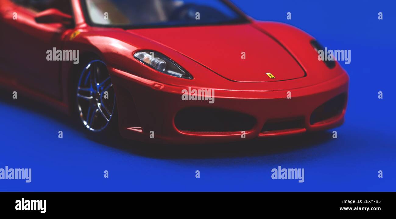 Kharkov, Ukraine - 24 février 2021 : Ferrari F430 Spider devant, gros plan du jouet de voiture de sport, bannière sur fond bleu avec détails Banque D'Images