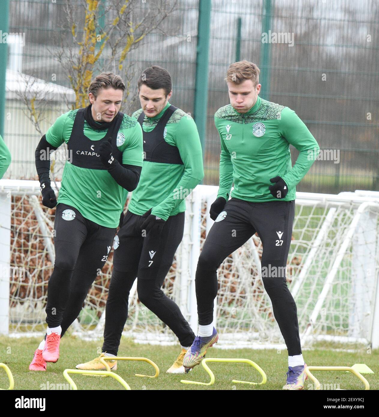 Tranent, Ormiston, East Lothian.Scotland. Royaume-Uni .5 mars 21 Hibernian Trio, Scott Allan, Kyle Magennis & Chris Cadden session de formation pour le match Scottish Premiership vs St Johnstone crédit: eric mccowat/Alay Live News Banque D'Images