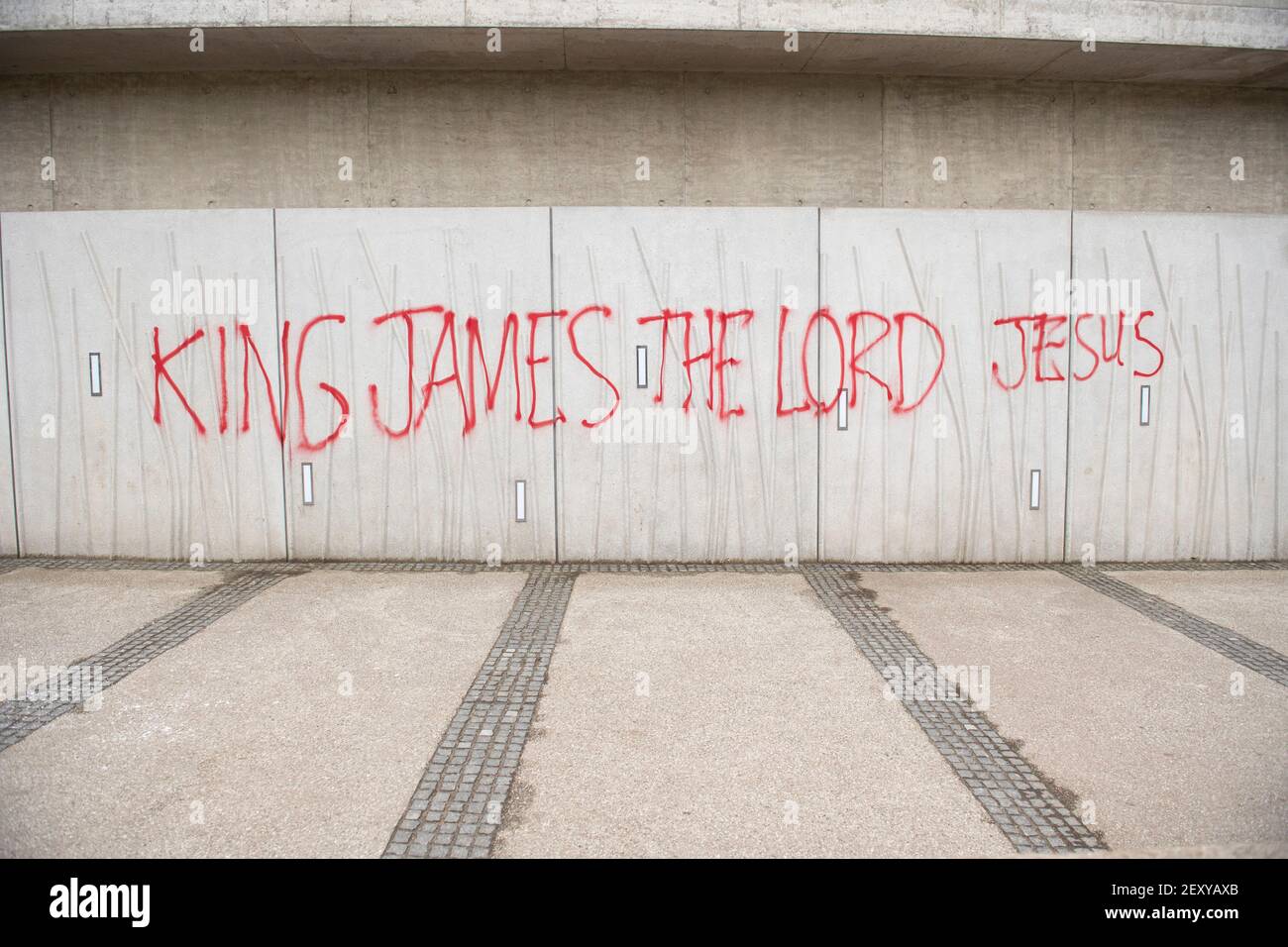 Édimbourg, Écosse, Royaume-Uni. 5 mars 2021. En photo : le graffiti rouge peint en aérosol couvre le mur avant du Parlement écossais qui se lit comme suit : « LE ROI JAMES L'Éternel JÉSUS » crédit : Colin Fisher/Alay Live News Banque D'Images