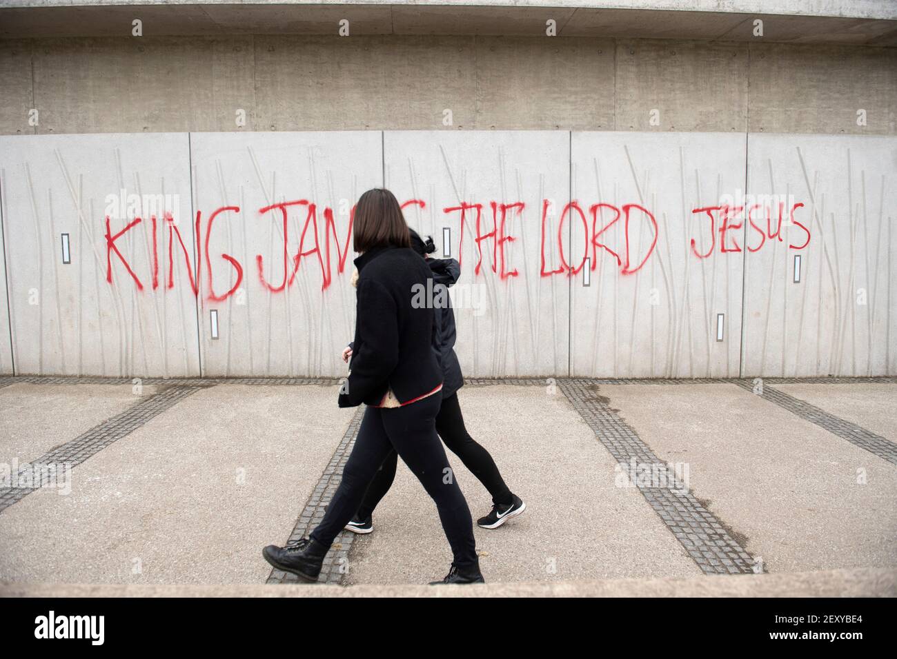 Édimbourg, Écosse, Royaume-Uni. 5 mars 2021. En photo : le graffiti rouge peint en aérosol couvre le mur avant du Parlement écossais qui se lit comme suit : « LE ROI JAMES L'Éternel JÉSUS » crédit : Colin Fisher/Alay Live News Banque D'Images