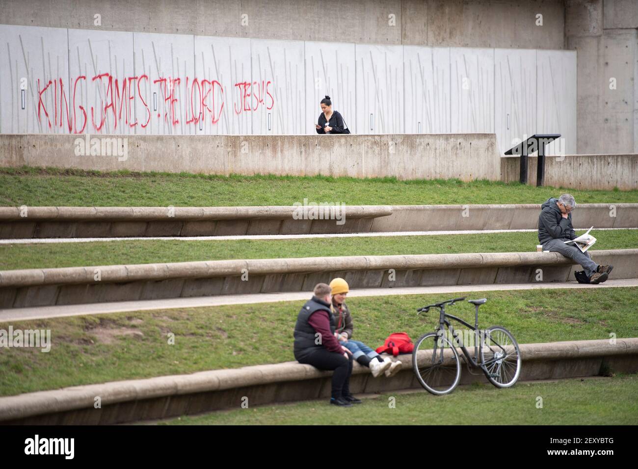Édimbourg, Écosse, Royaume-Uni. 5 mars 2021. En photo : le graffiti rouge peint en aérosol couvre le mur avant du Parlement écossais qui se lit comme suit : « LE ROI JAMES L'Éternel JÉSUS » crédit : Colin Fisher/Alay Live News Banque D'Images