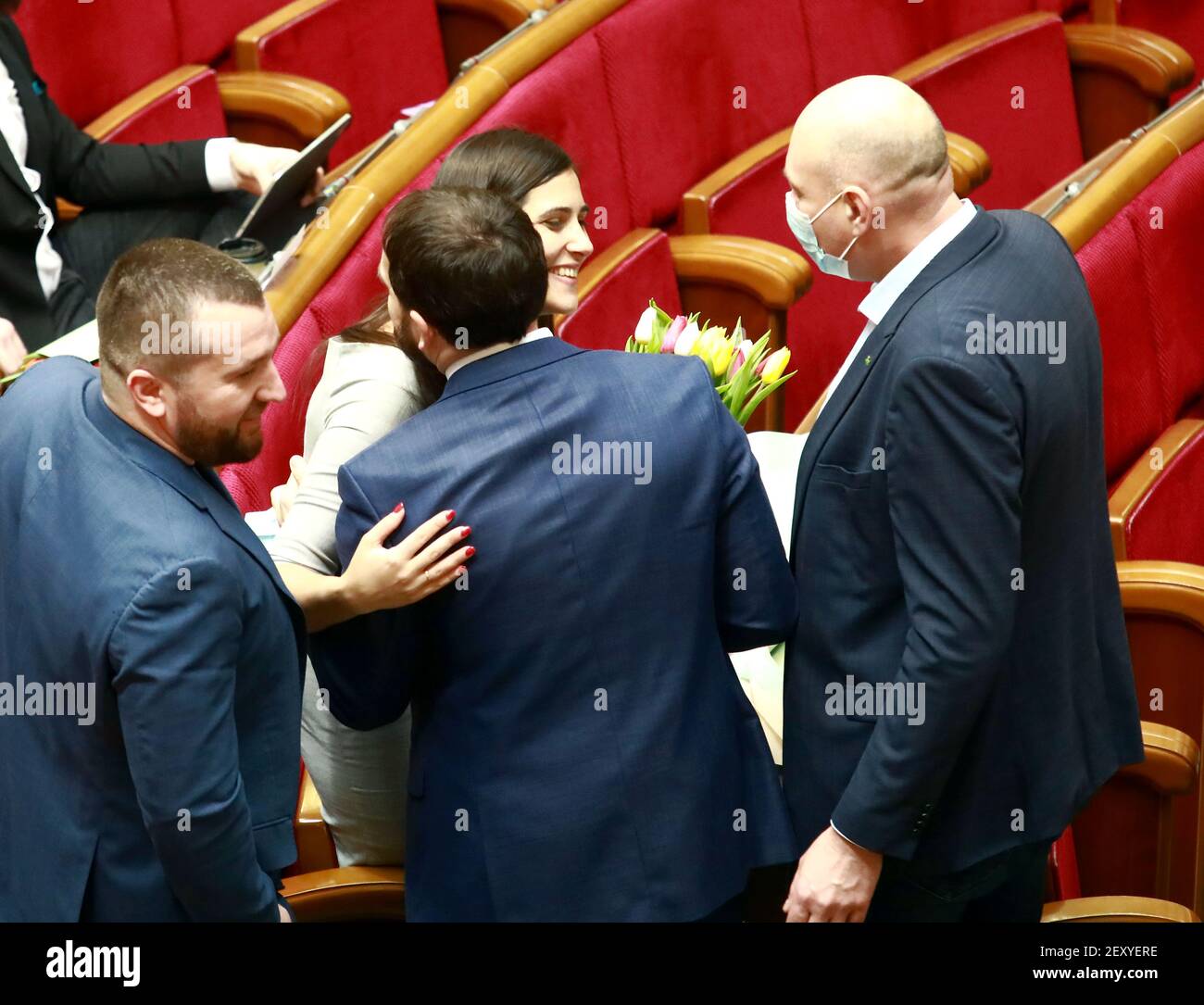 KIEV, UKRAINE - 5 MARS 2021 - un député accepte un bouquet de tulipes et les félicitations de sa collègue avant la Journée internationale de la femme à un sitti Banque D'Images