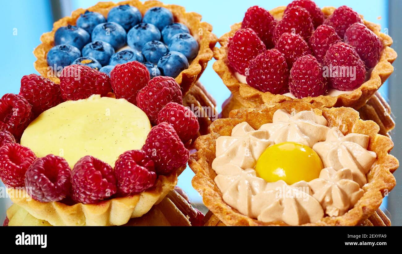 Tartelettes aux framboises et bleuets Banque D'Images