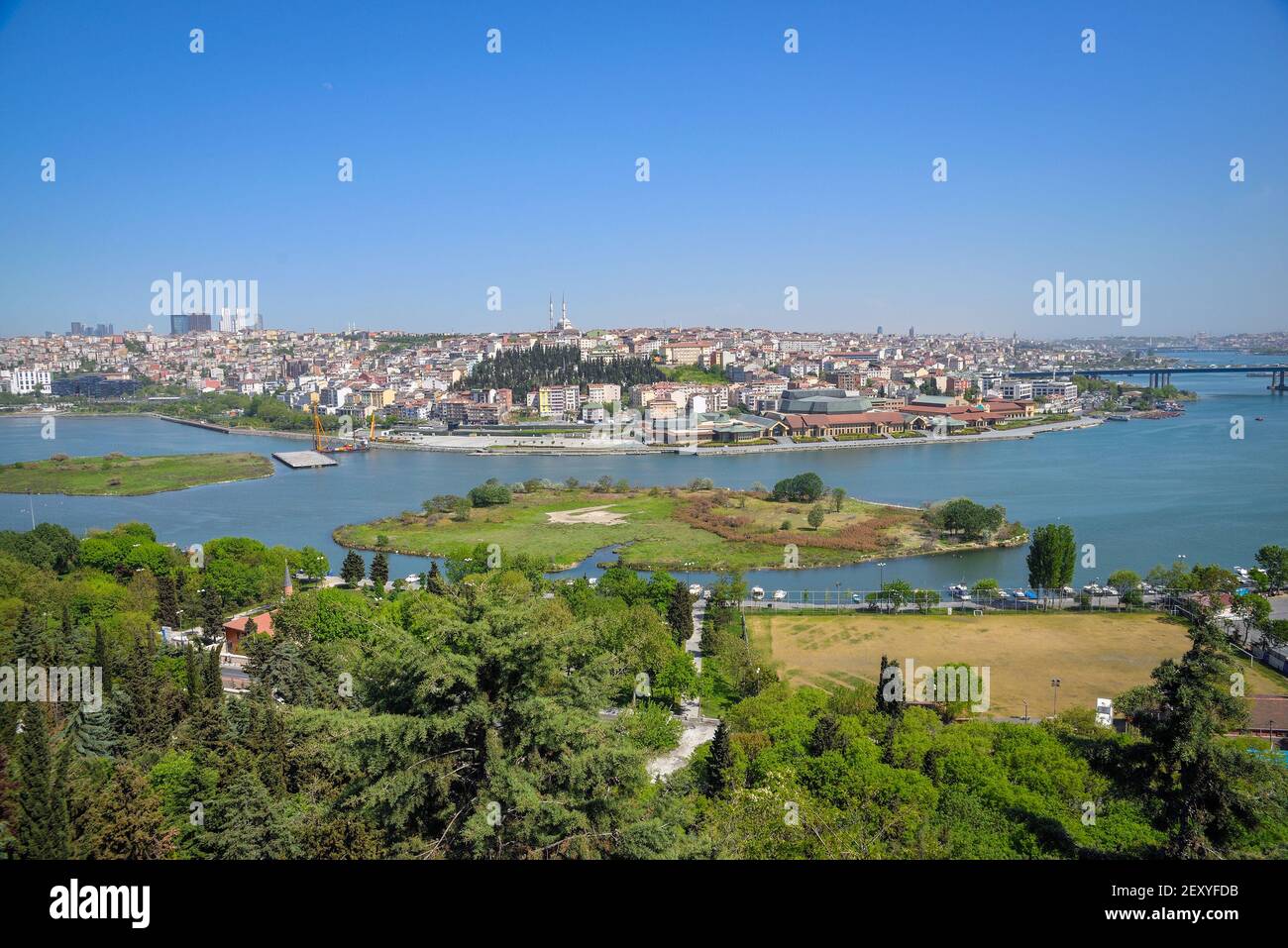 Vue sur la baie de Golden Horn depuis une hauteur de Istanbul Banque D'Images