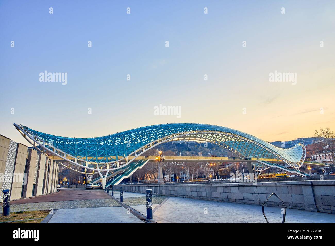Le Pont de la paix sur la rivière Kura à Tbilissi au crépuscule Banque D'Images