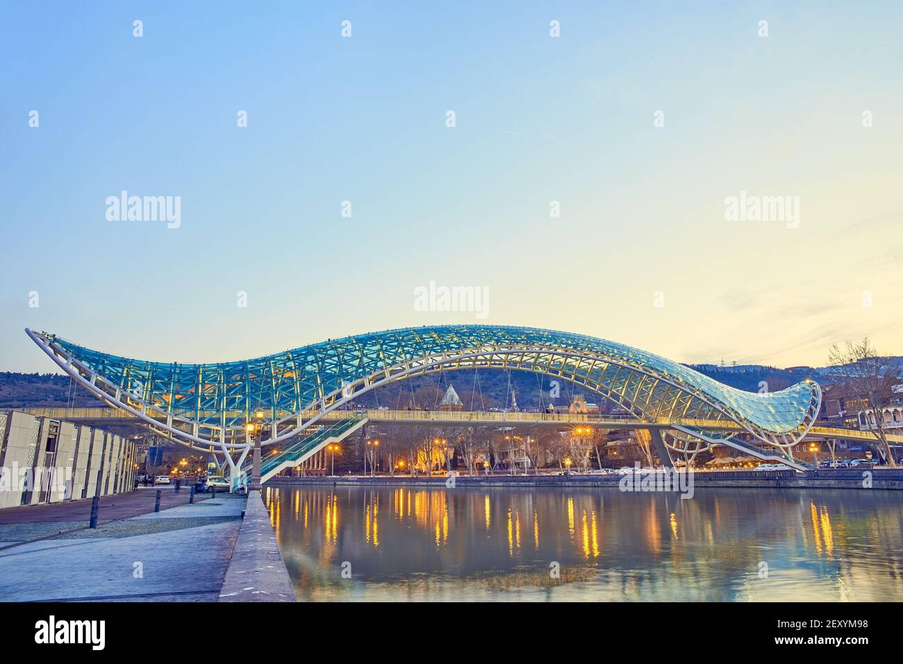 Le Pont de la paix sur la rivière Kura à Tbilissi au crépuscule Banque D'Images