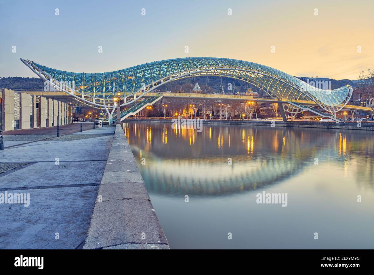 Le Pont de la paix sur la rivière Kura à Tbilissi au crépuscule Banque D'Images