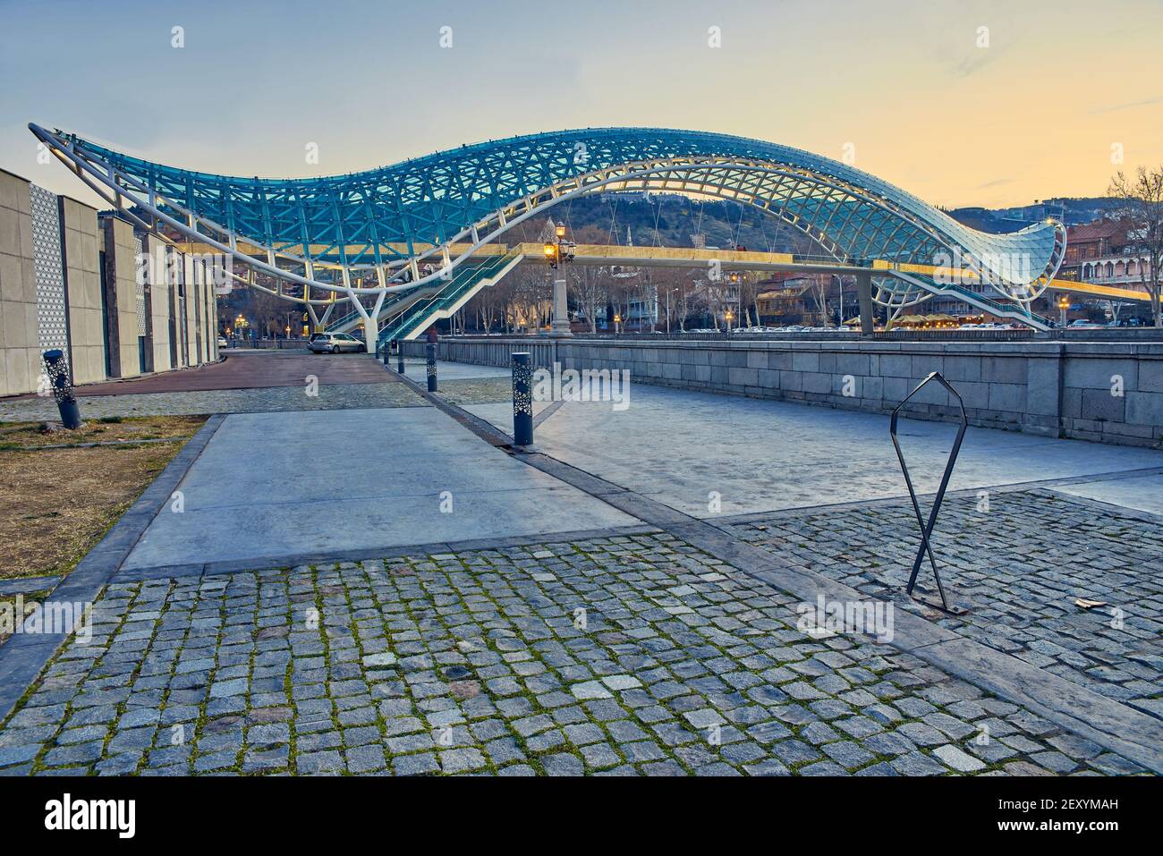 Le Pont de la paix sur la rivière Kura à Tbilissi au crépuscule Banque D'Images
