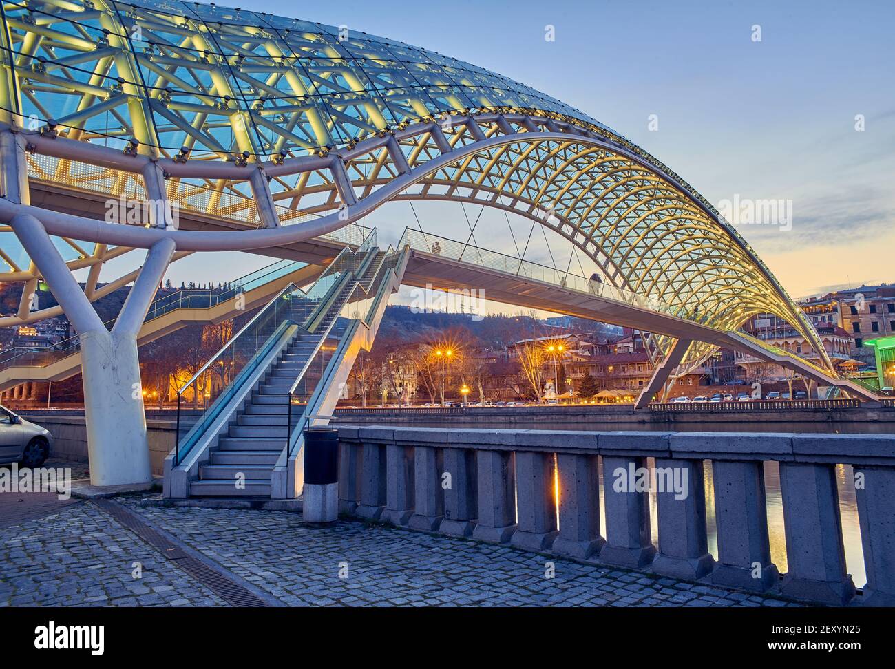 Le Pont de la paix sur la rivière Kura à Tbilissi au crépuscule Banque D'Images