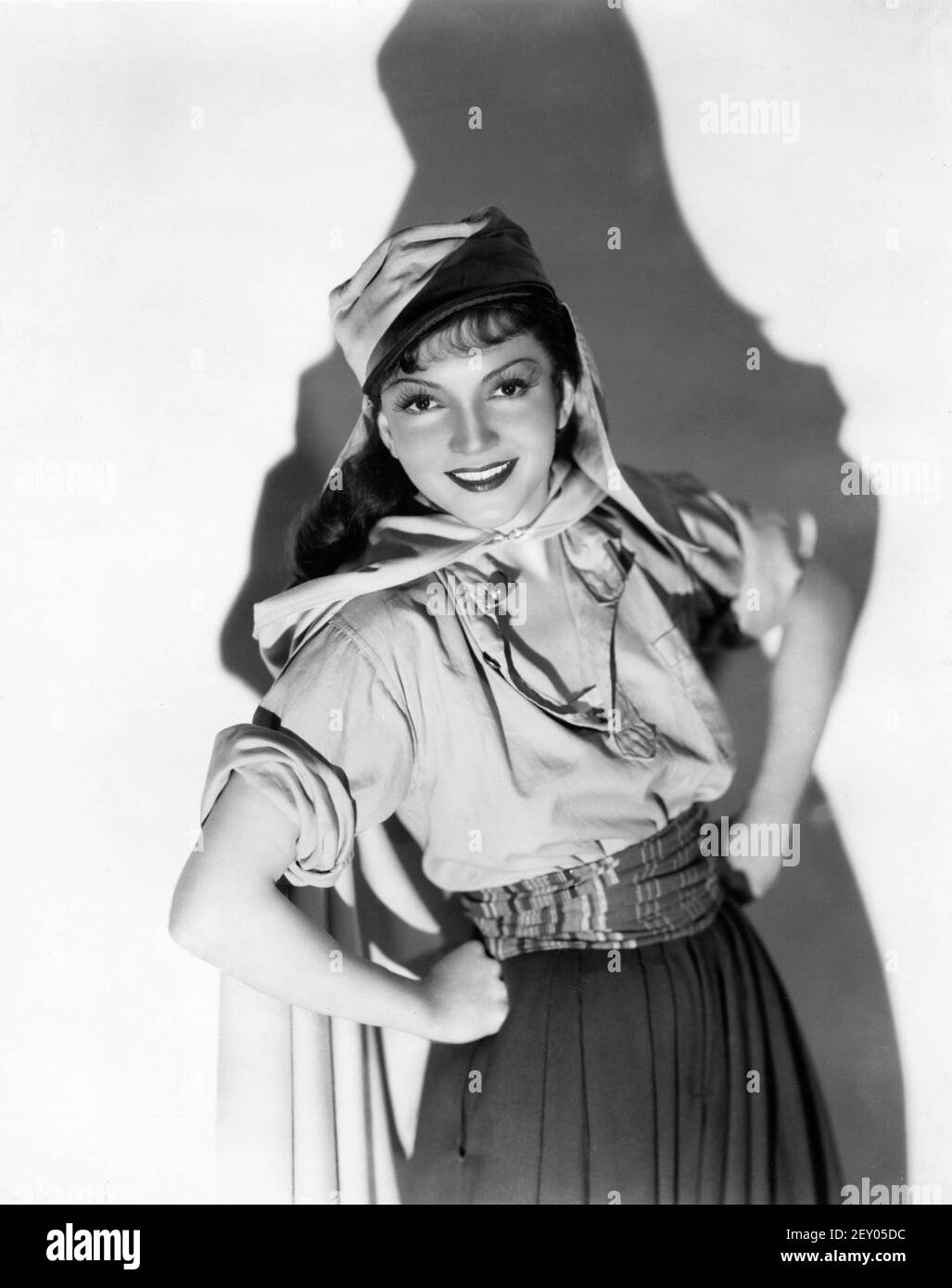 CLAUDETTE COLBERT Publicité Portrait comme cigarette sous DEUX DRAPEAUX 1936 réalisateur FRANK LLOYD roman Ouida A Darryl F. Zanuck production / Images du XXe siècle / Fox du XXe siècle Banque D'Images