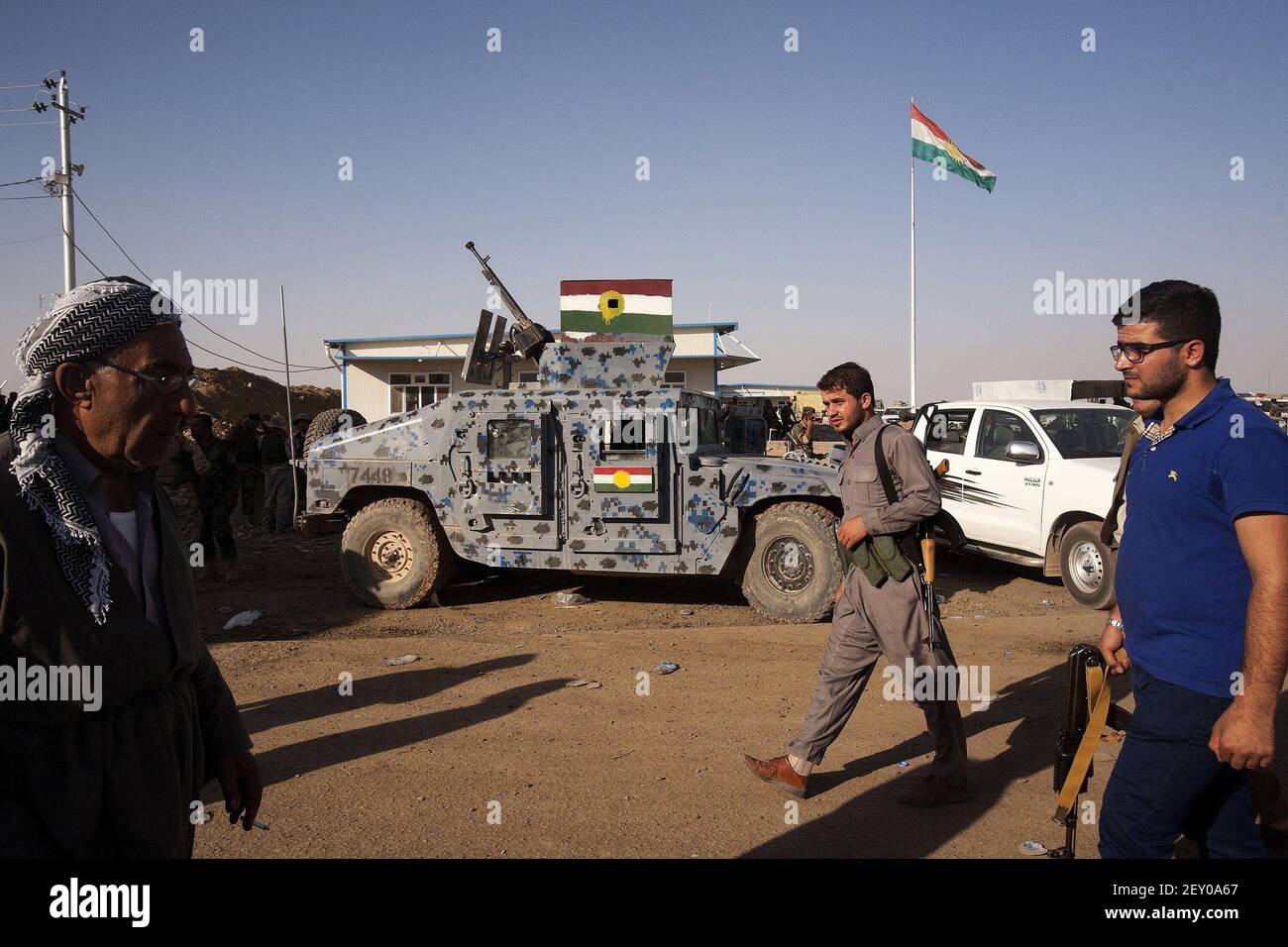Les Pershmerga kurdes se rassemblent à Kalak, à l'ouest de la capitale irakienne, Irbil, face aux militants de l'État islamique, à un peu plus d'un kilomètre de là, le 7 août 2014. Des centaines de soldats réguliers ont été rejoints par peshmerga à la retraite et des bénévoles pour protéger la capitale. (Photo de Mitchell Prothero/McClatchy Washington Bureau/MCT/Sipa USA) Banque D'Images