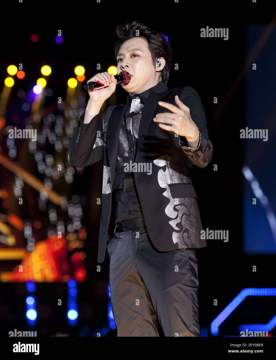 9 août 2014 - Séoul, Corée du Sud : South Korean Park Yu-chun membre du groupe de K-POP Boys JYJ, se produit sur scène lors d'un concert en direct du JYJ Asia Tour de 2014 au stade olympique Jamsil à Séoul, en corée du Sud, le 9 août 2014. Crédit photo: Lee Young-ho/Sipa USA Banque D'Images