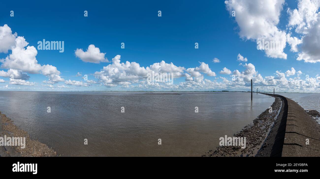 Paysage dans le parc national de la mer des Wadden avec groyne de pierre, Harlesiel, Basse-Saxe, Allemagne, Europe Banque D'Images