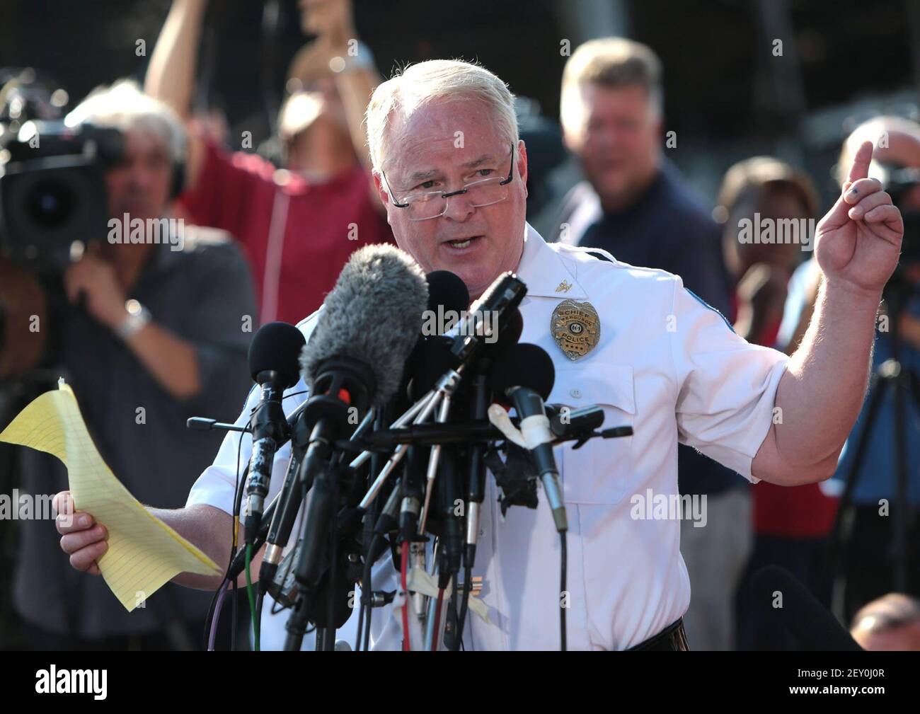 Le chef de la police de Ferguson, Thomas Jackson le policier Darren Wilson a été le tireur de Michael Brown devant une foule de journalistes et de citoyens le vendredi 15 août 2014, au Burnt QuickTrip situé sur W. Florissant à Ferguson, Missouri (Laurie Skrivan/St. Louis Post-Dispatch/MCT/Sipa USA) Banque D'Images