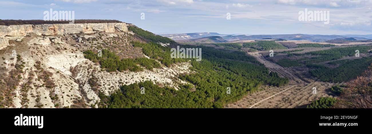paysage - scarpland avec cuestas et boisement dans la vallée En Crimée centrale Banque D'Images
