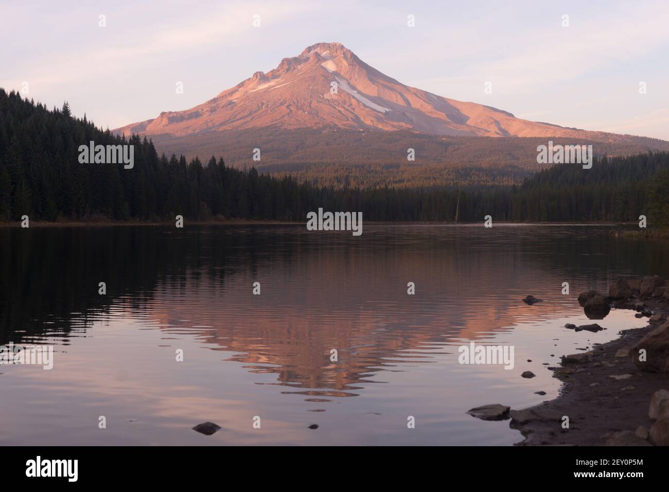 Mt Hood Smooth Reflection Trillium Lake territoire de l'Oregon Banque D'Images