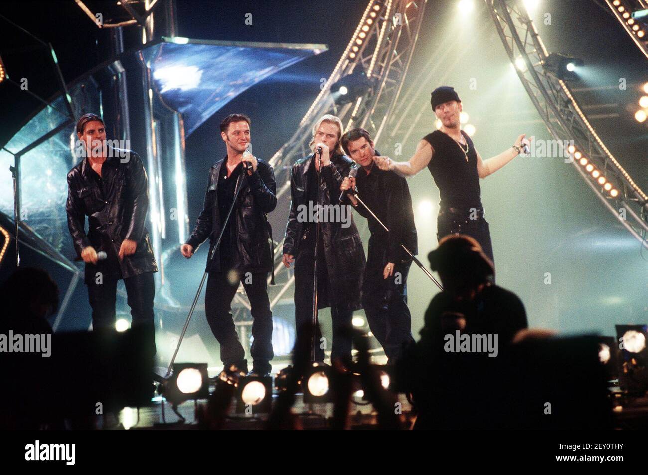 Boyzone, Ronan Keating, Shane Lynch, Mikey Graham, Keith Duffy, Stephen Gately, irische Boy Band, BEI einem Auftritt vers 1998. Boyzone, Ronan Keating, Shane Lynch, Mikey Graham, Keith Duffy, Stephen Gately, Irish Boy Band, au cours d'une représentation, vers 1998. Banque D'Images