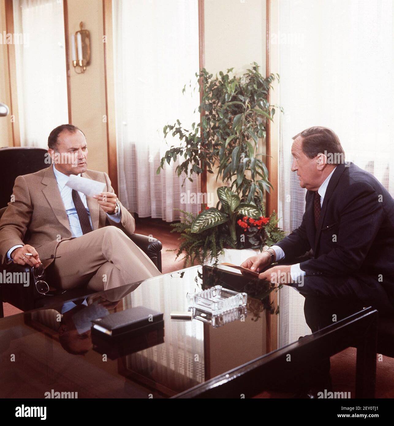 Der Alte, ZDF TV Krimi-Serie, 1980, Folge: Vertrauensstellung, Szene: Werner Kreindl als Dr. Koch, Siegfried Lowitz als Kommissar Köster. Der Alte, ZDF TV crime série, 1980, épisode: Vertrauensstellung, scène: Werner Kreindl comme Dr Koch et Siegfried Lowitz comme Kommissar Koester. Banque D'Images