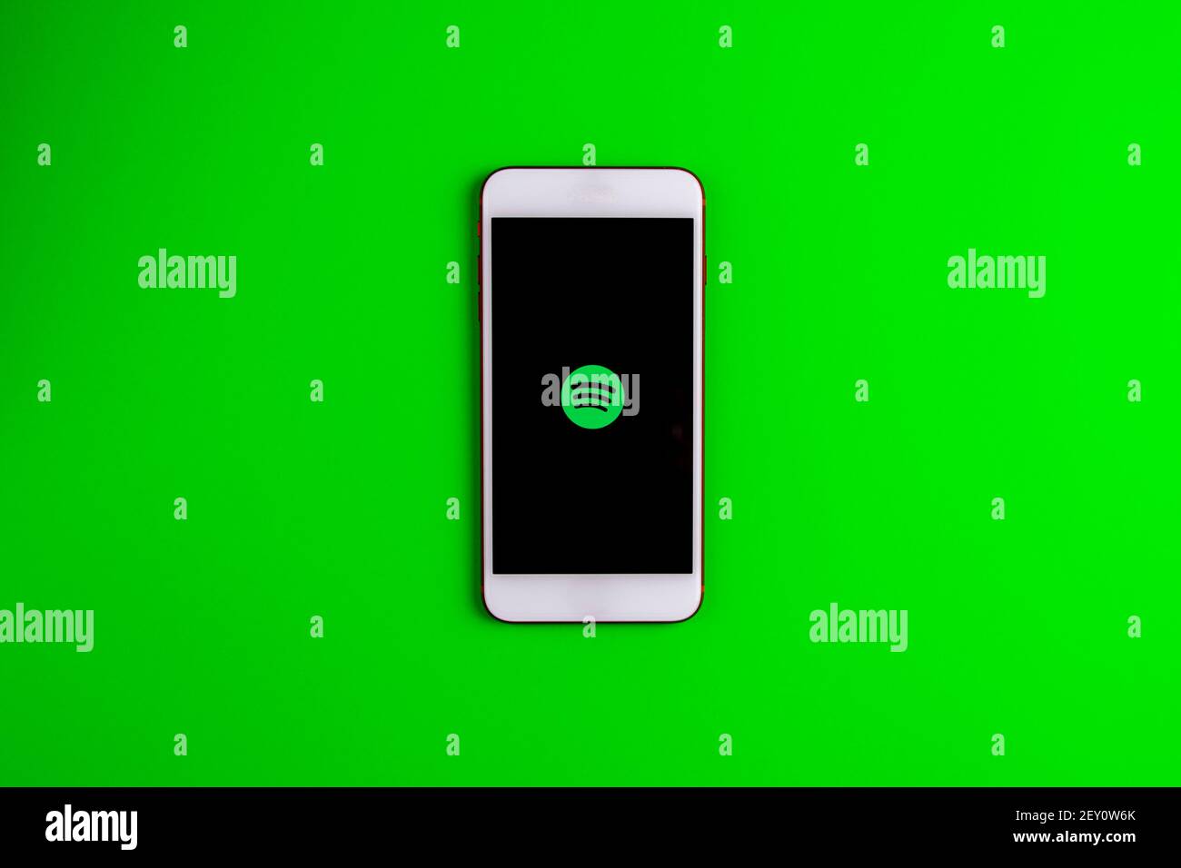 Espagne. 03, 05, 2021. Un écran iphone affichant l'icône spotify, idéal pour écouter de la musique en déplacement Banque D'Images