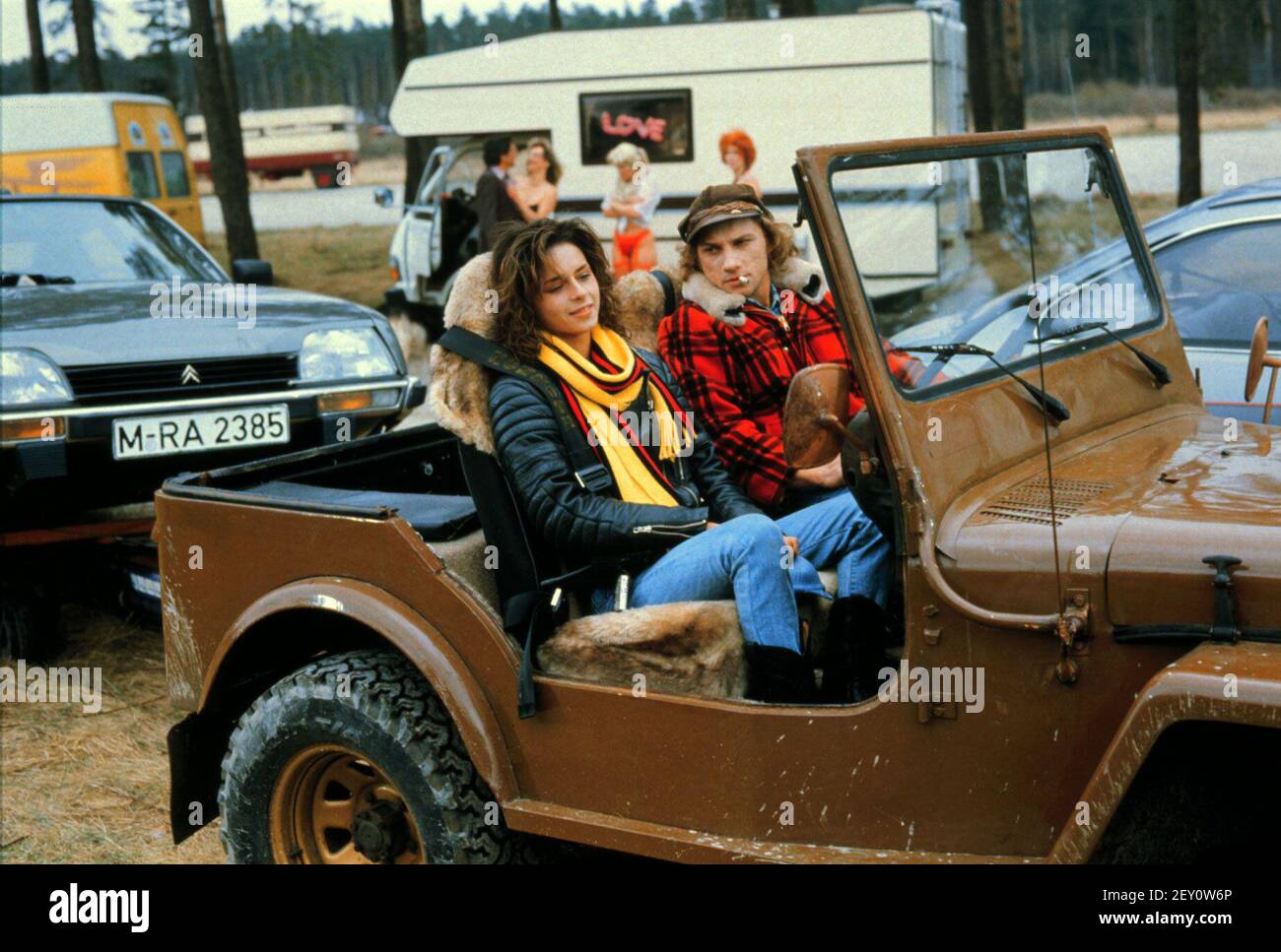 Der Junge mit dem Jeep, ZDF Fernsehfilm, 1986, Szene: CHRISTINA PLATE als Charly und RICHY MÜLLER als Alf. Der Junge mit dem Jeep, ZDF TV film, 1986, scène: Christina plate et Richy Mueller. Banque D'Images