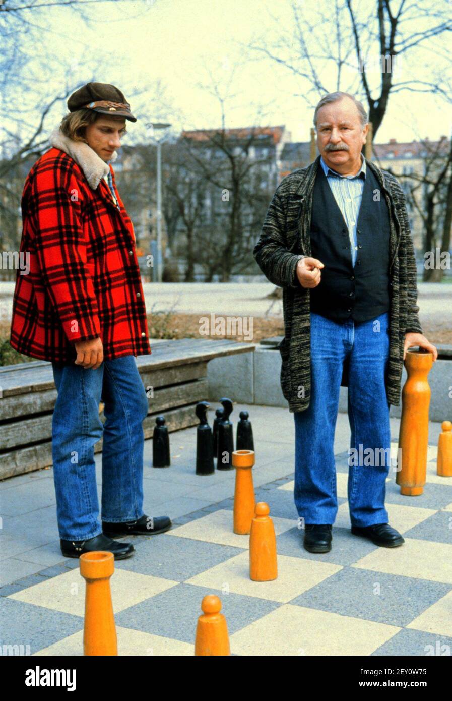 Der Junge mit dem Jeep, ZDF Fernsehfilm, 1986, Szene: RICHY MÜLLER als Alf, KLAUS SCHWARZKOPF als Paul. Der Junge mit dem Jeep, ZDF TV film, 1986, scène: Richy Mueller et Klaus Schwarzkopf. Banque D'Images