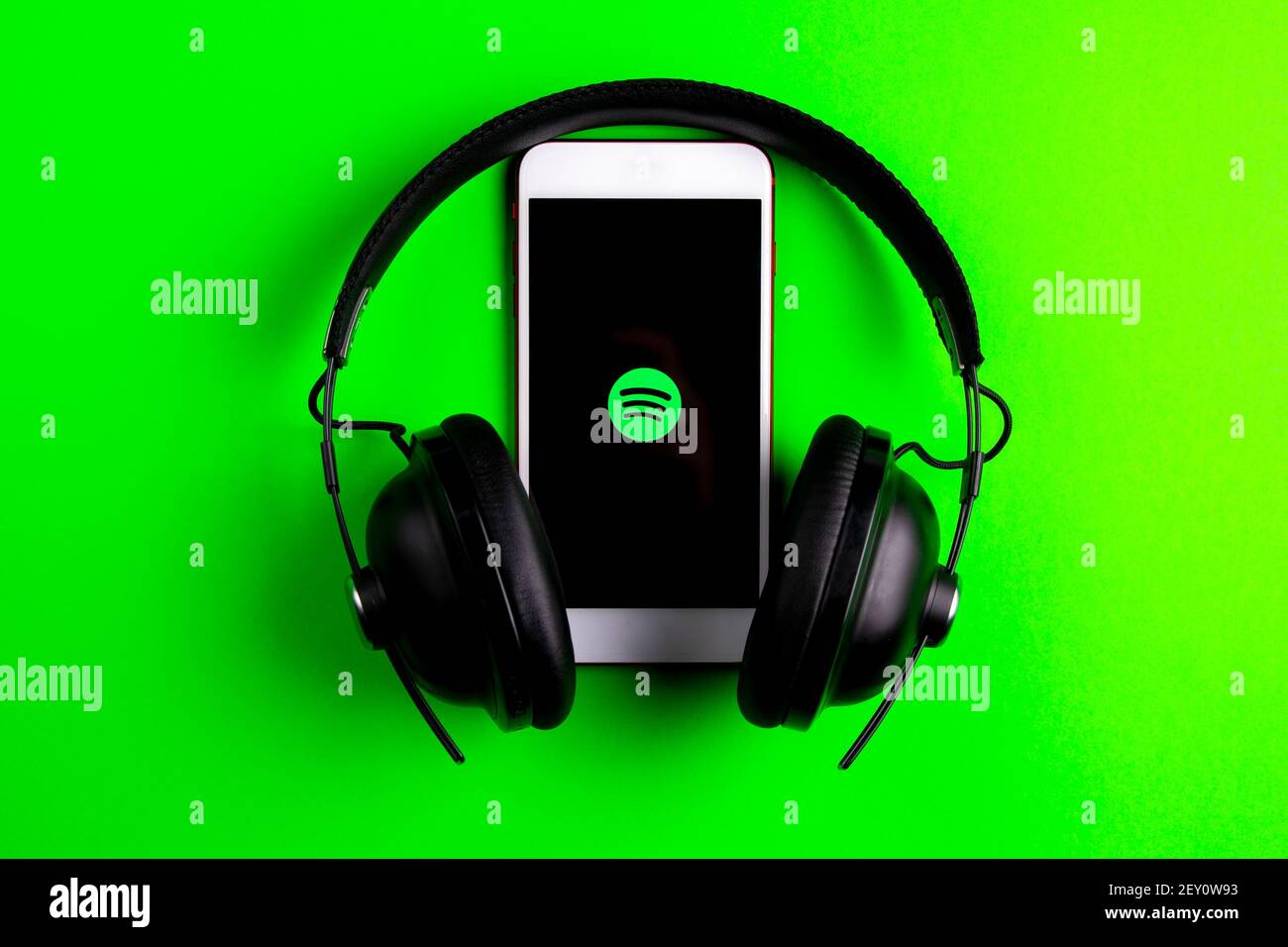Espagne. 03, 05, 2021. Un écran iphone affichant l'icône spotify avec  écouteurs Beats, idéal pour écouter de la musique en déplacement Photo  Stock - Alamy