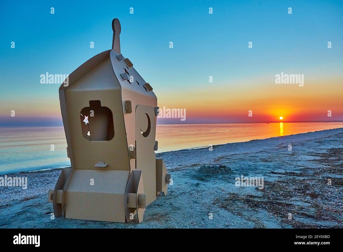 Vaisseau spatial en carton sur la côte et au coucher du soleil Photo Stock  - Alamy
