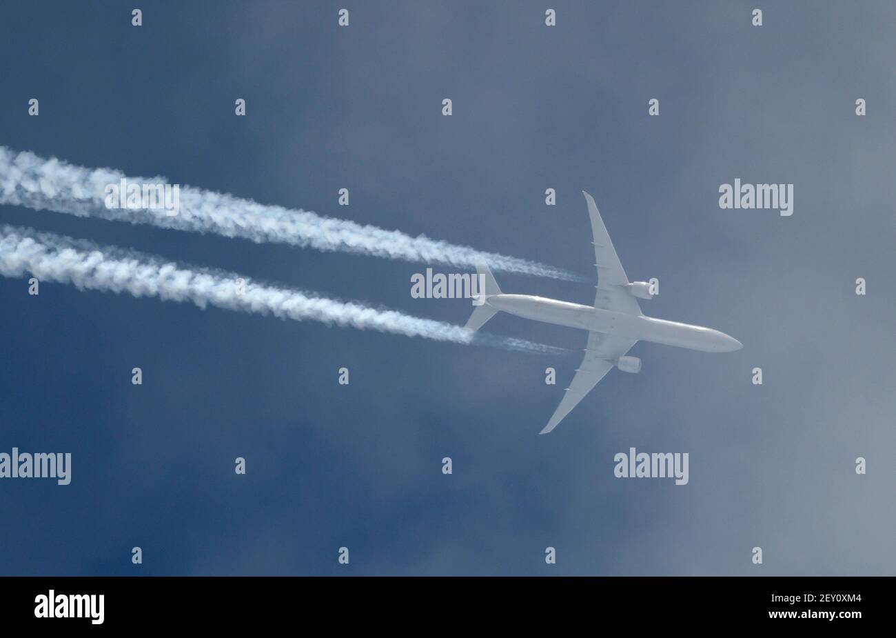 5 mars 2021. Le vol passagers Boeing 777 de United Airlines traverse au-dessus de Londres avec une piste de vapeur à 39 000 pieds de Chicago à Francfort dans un ciel bleu. Crédit: Malcolm Park/Alay. Banque D'Images