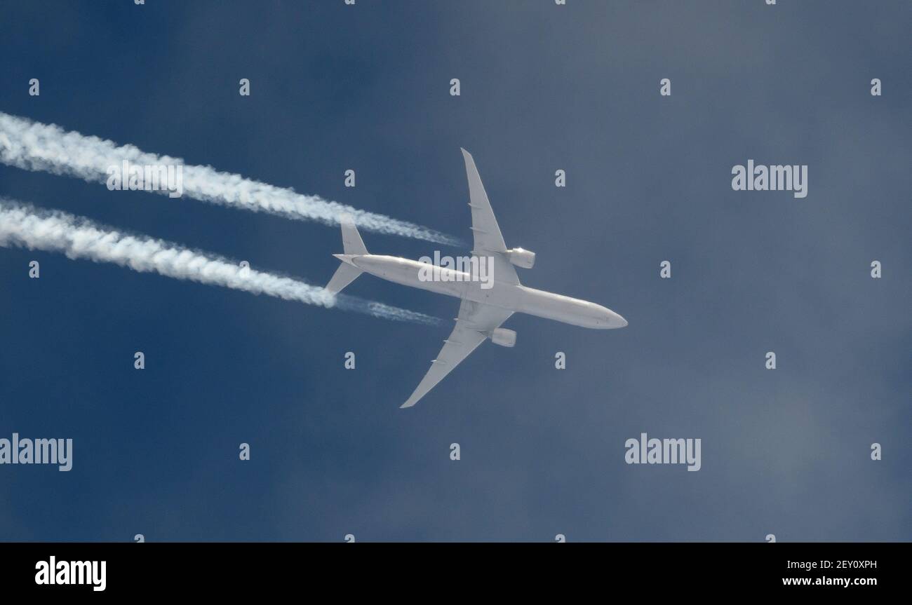 5 mars 2021. Le vol passagers Boeing 777 de United Airlines traverse au-dessus de Londres avec une piste de vapeur à 39 000 pieds de Chicago à Francfort dans un ciel bleu. Crédit: Malcolm Park/Alay. Banque D'Images