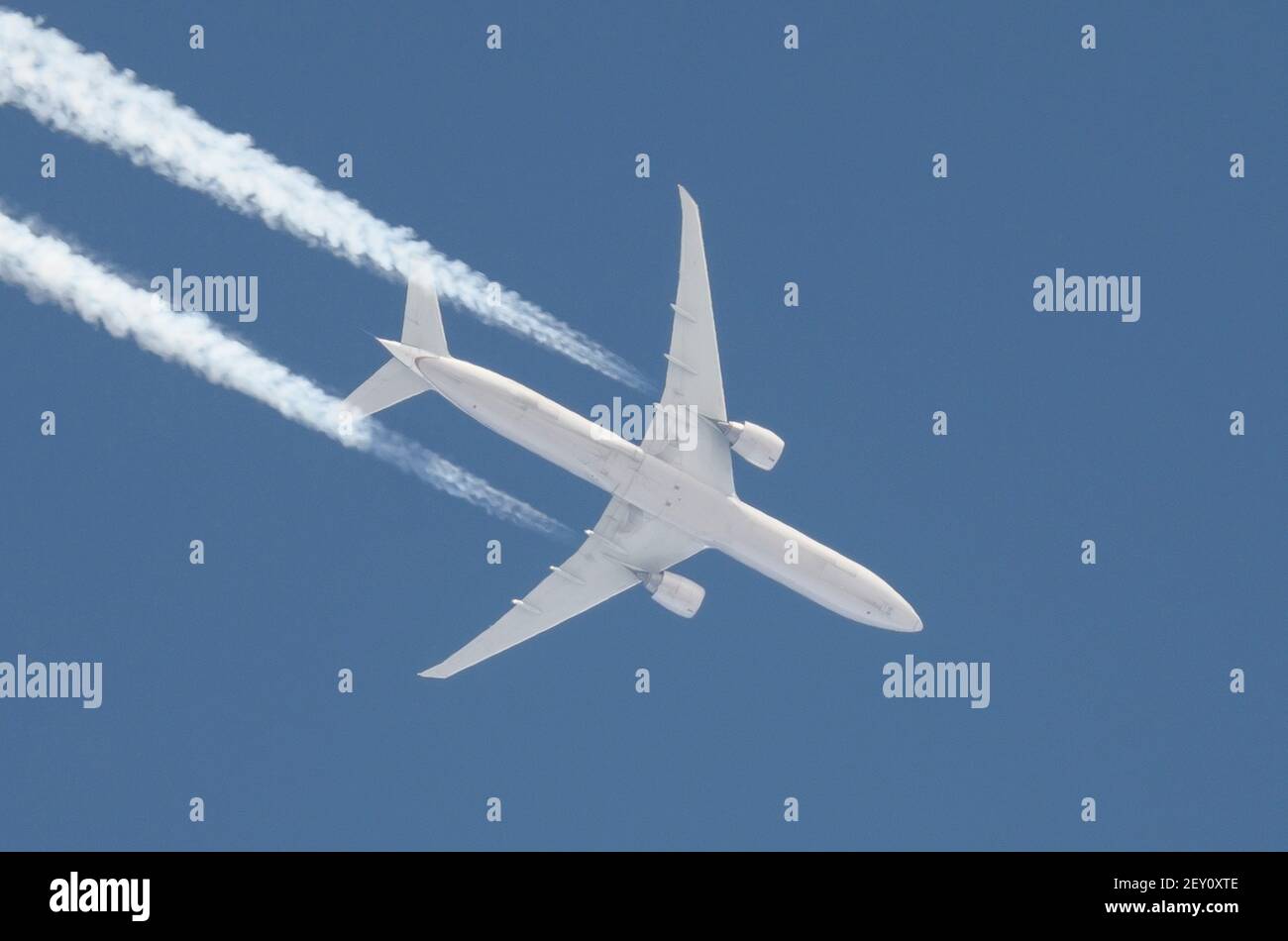 5 mars 2021. Le vol passagers Boeing 777 de United Airlines traverse au-dessus de Londres avec une piste de vapeur à 39 000 pieds de Chicago à Francfort dans un ciel bleu. Crédit: Malcolm Park/Alay. Banque D'Images