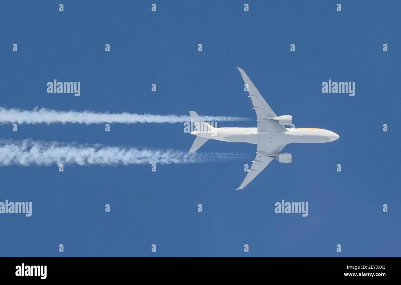 5 mars 2021. Le vol cargo AeroLogic Boeing 777 traverse Londres avec un sentier de vapeur à 35 000 pieds de Chicago à Francfort dans un ciel bleu. Crédit: Malcolm Park/Alay. Banque D'Images