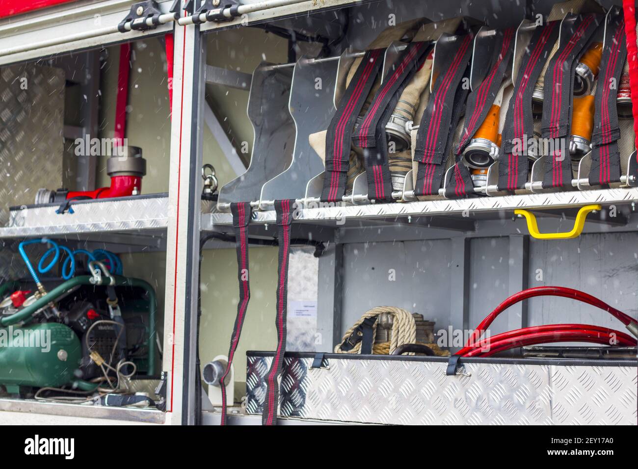 Équipement de camion d'incendie à l'arrière de la voiture. Ouvrir l'arrière du camion rouge avec raccord d'alimentation en eau Banque D'Images