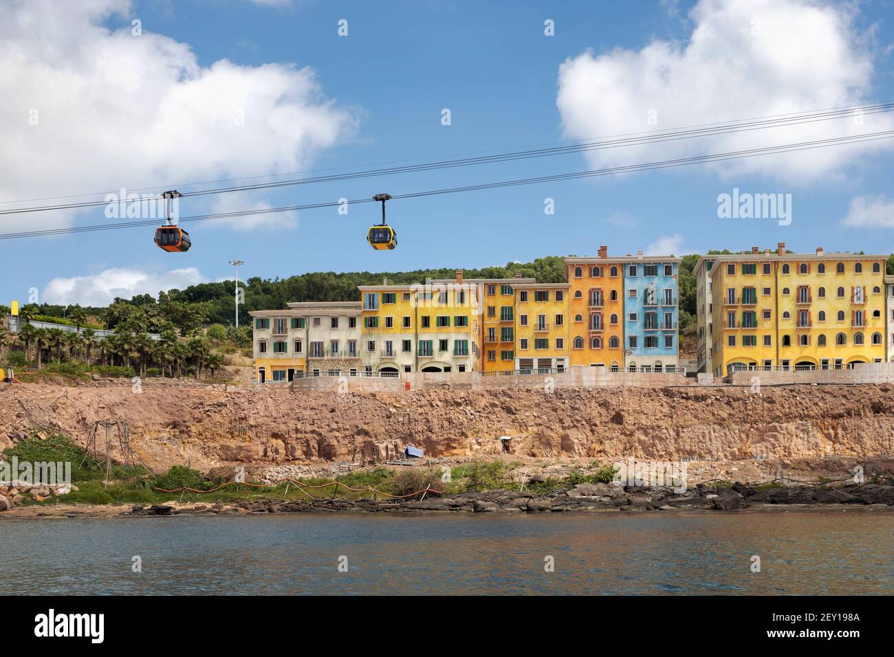 Bâtiments colorés avec téléphériques sur l'île de Phu Quoc, Vietnam Banque D'Images