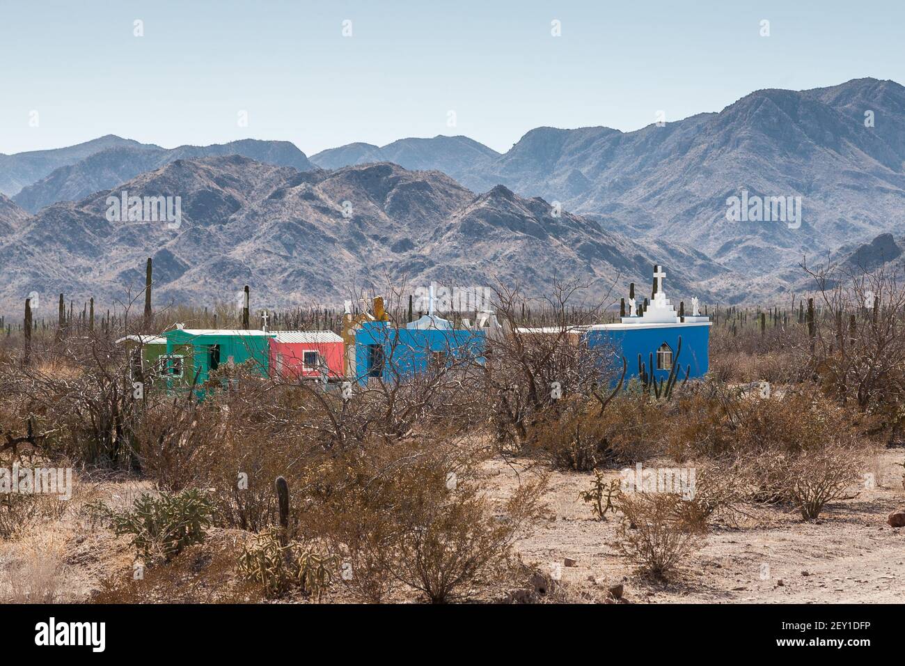 Cimetière simple mais coloré sur la péninsule de Basse-Californie, Mexique Banque D'Images