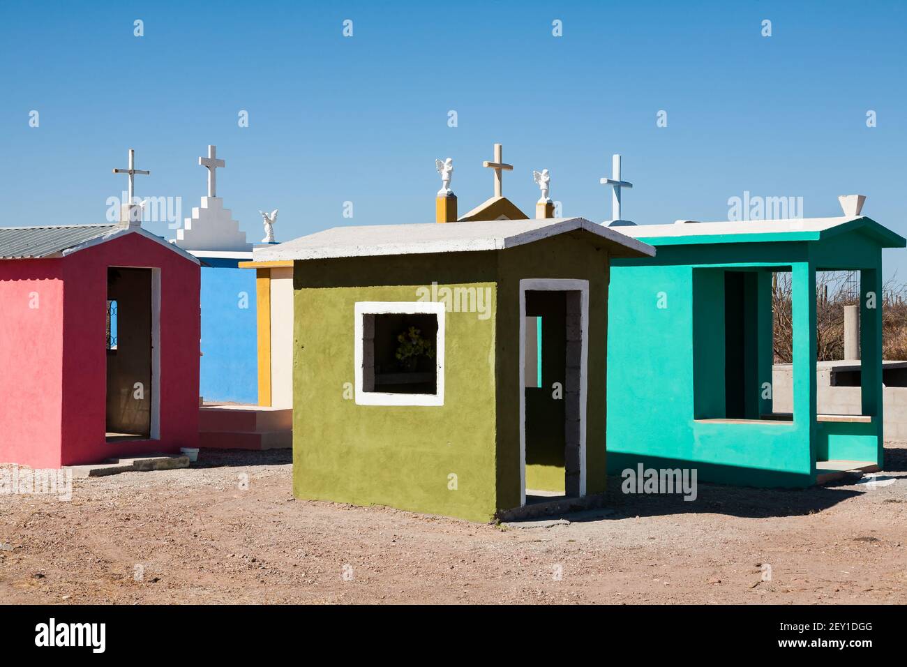 Cimetière simple mais coloré sur la péninsule de Basse-Californie, Mexique Banque D'Images