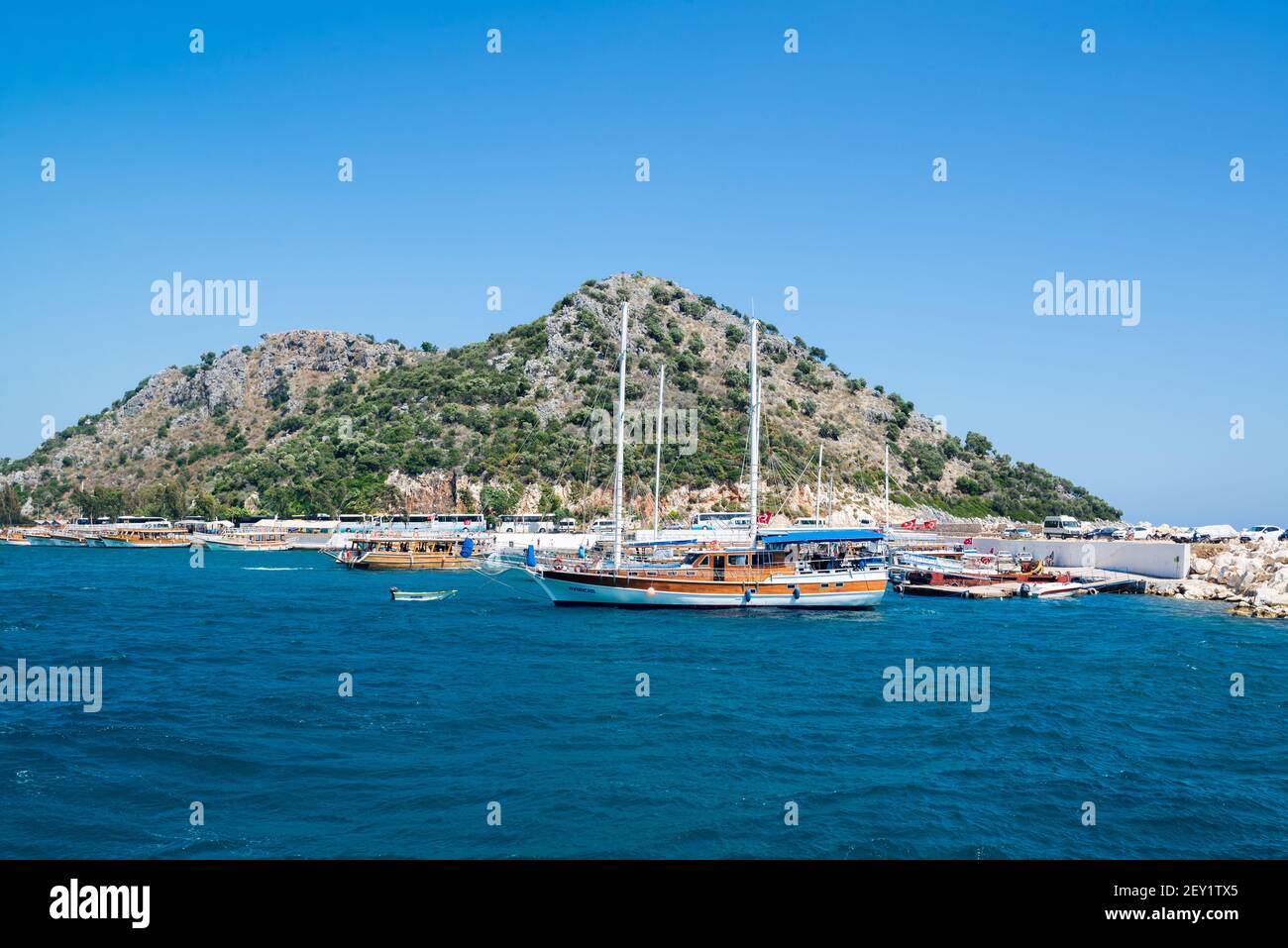 Kemer, Turquie - 06.20.2014. Bateaux de plaisance pour les touristes près de la jetée Banque D'Images