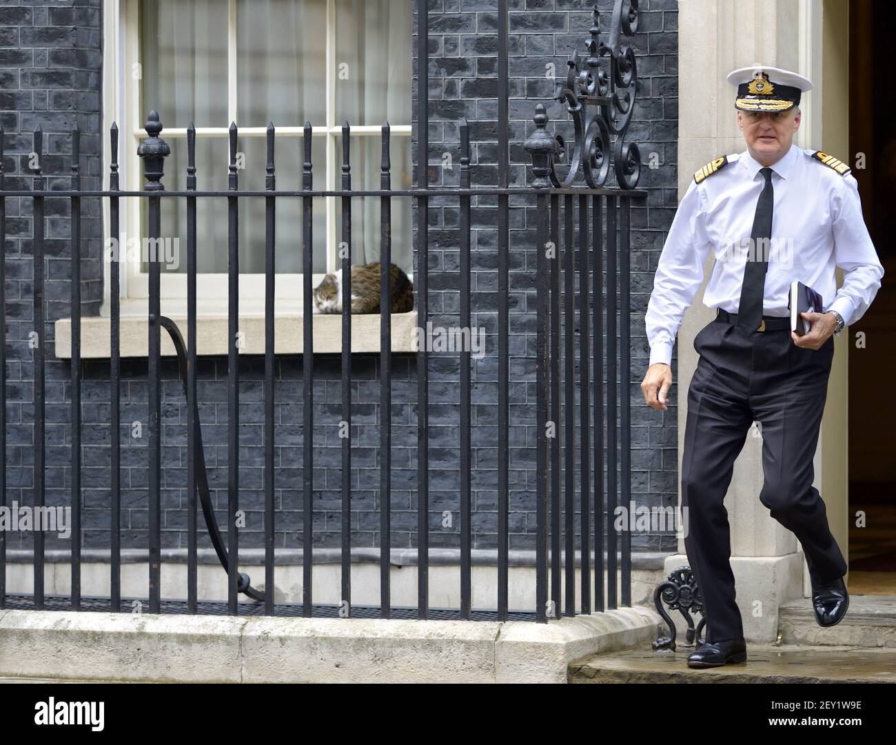 Vice-chef d'état-major de la Défense l'amiral Sir Tim Fraser KCB ADC quitte le 10 Downing Street, le 2019 juin, alors que Larry le Chat dort sur le rebord de la fenêtre Banque D'Images