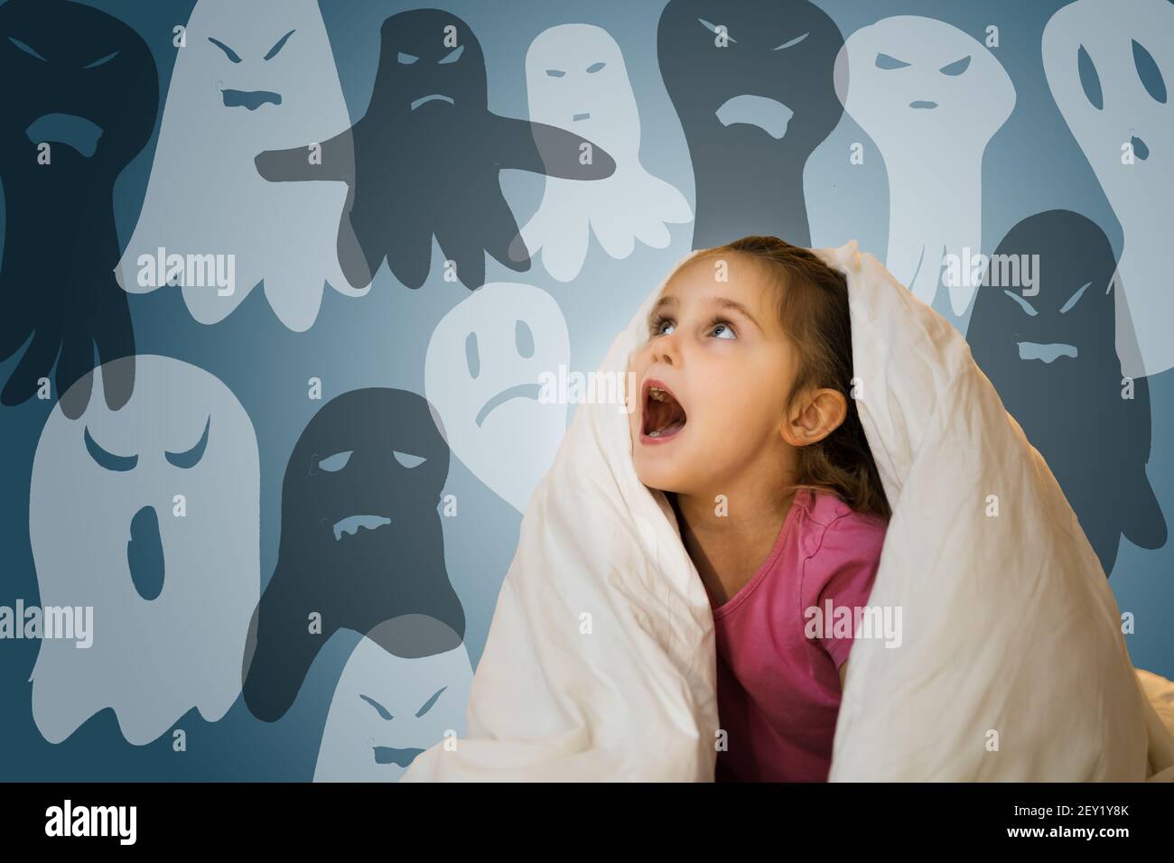 Monstre et fantôme se cache sous la couverture à la maison dans le noir Banque D'Images
