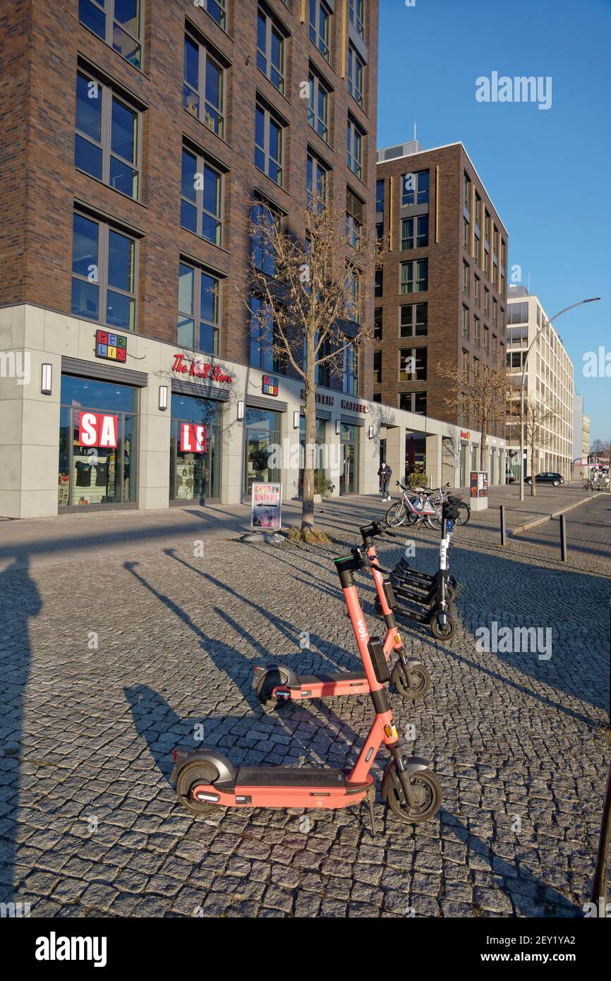 Mercedes Benz Platz an der Mercedes Benz Arena, E-Scooter, Elektro-Tretroller warten auf Touristen im Lockdown . A Berlin sind die E-Roller von den S. Banque D'Images