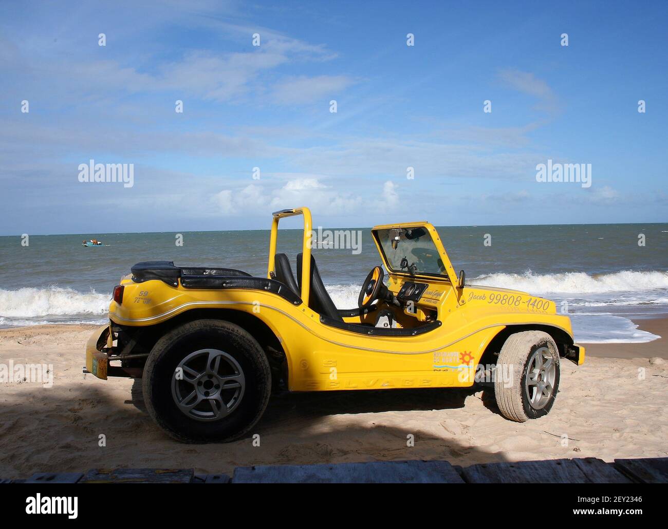 Buggy jaune garée sur la plage. Banque D'Images