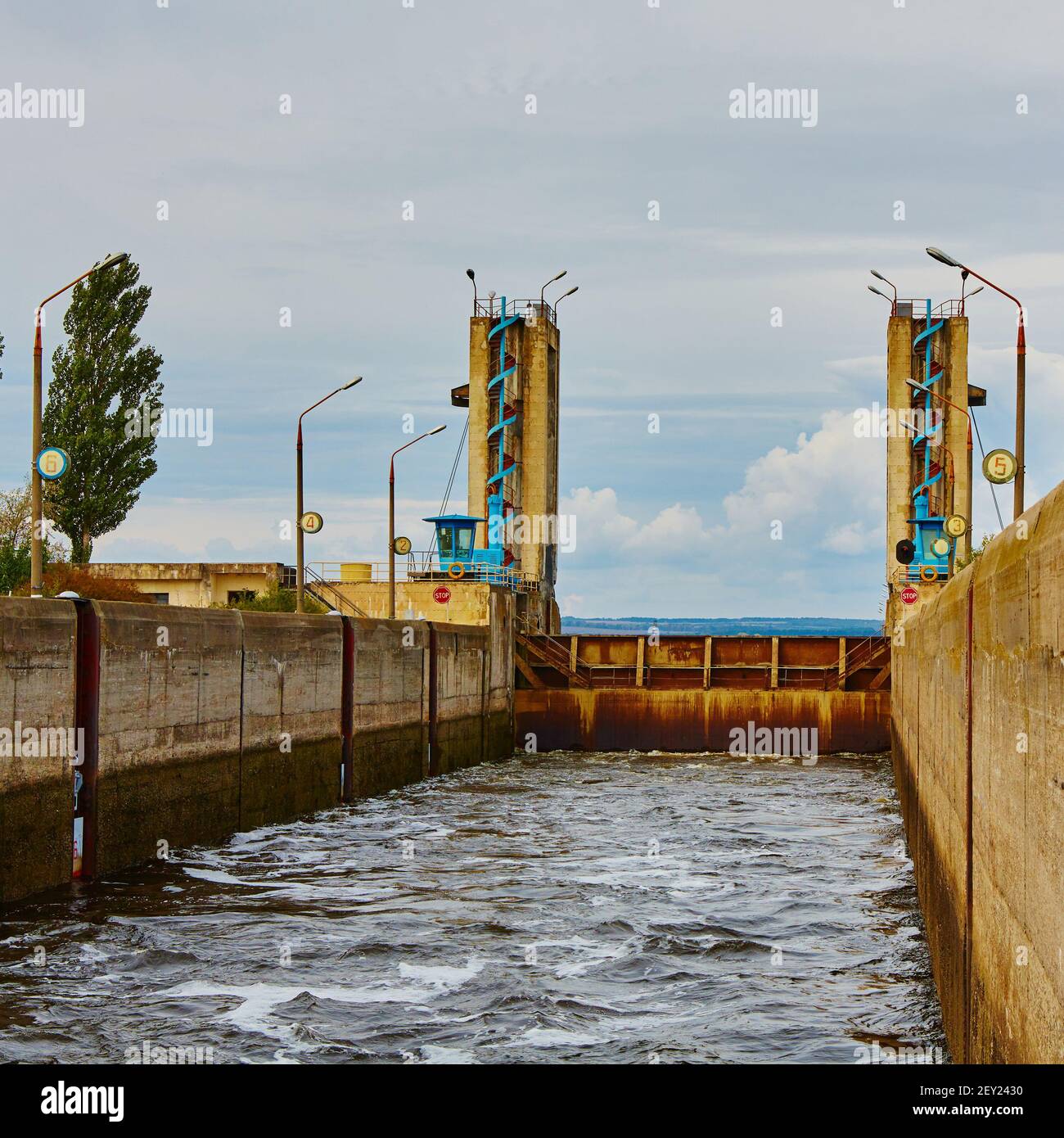 Une des écluses sur la rivière navigable Banque D'Images