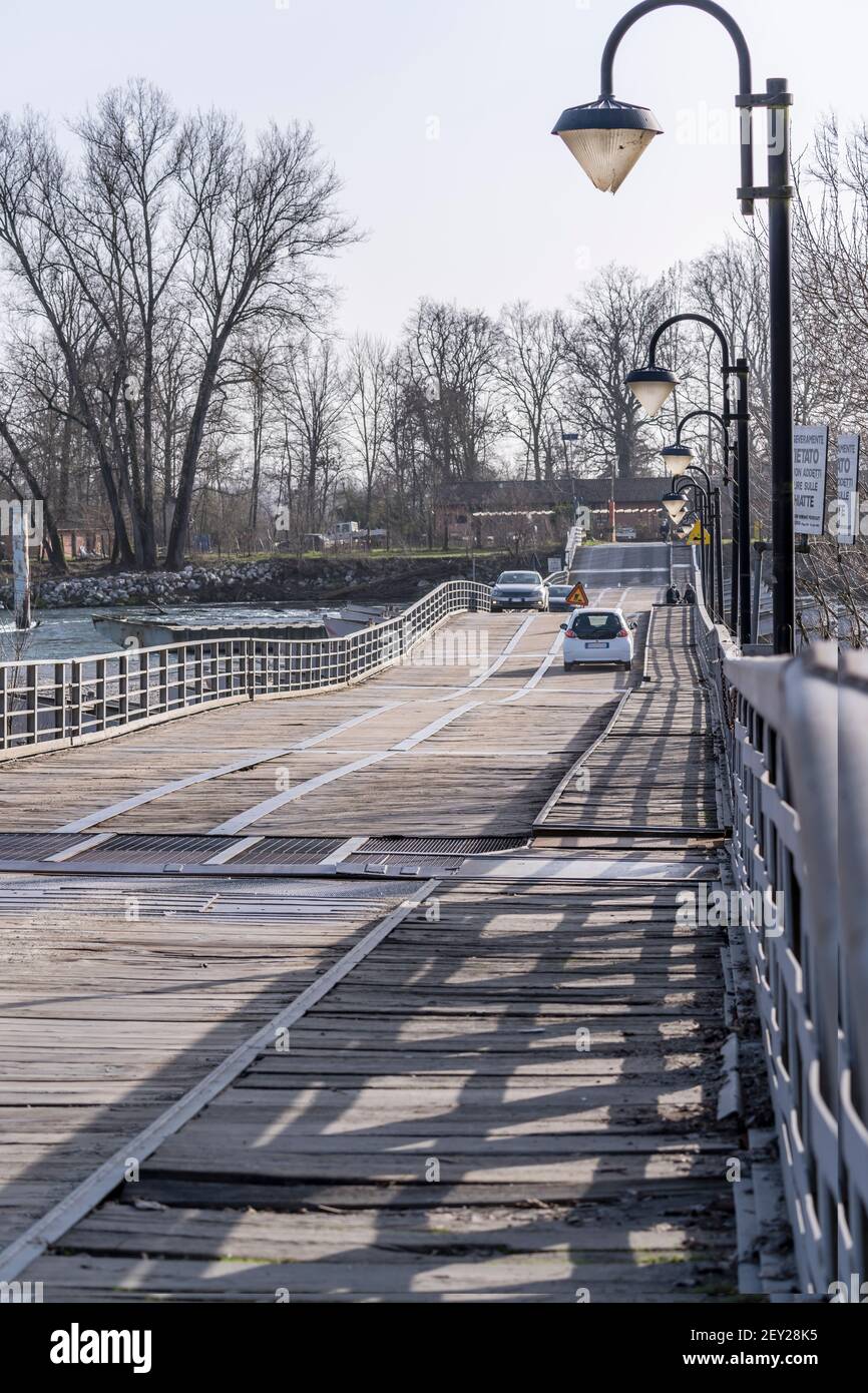 Voie en bois au pont ponton sur le fleuve Ticino, tiré le jour d'hiver à Bereguardo, Pavie, Lombardie, Italie Banque D'Images